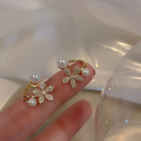 Creatitude_Crystal_Wave_Ear_Cuff_and_Pearl_Flower_Earrings_Combo_Set_for_Women