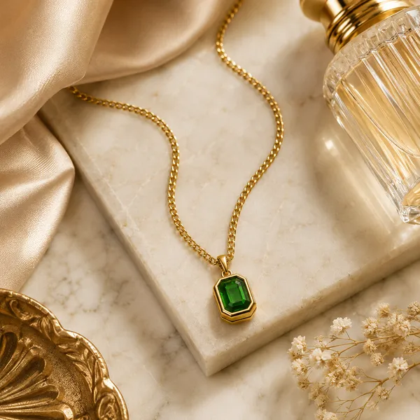 The_Emerald_Frame_Necklace