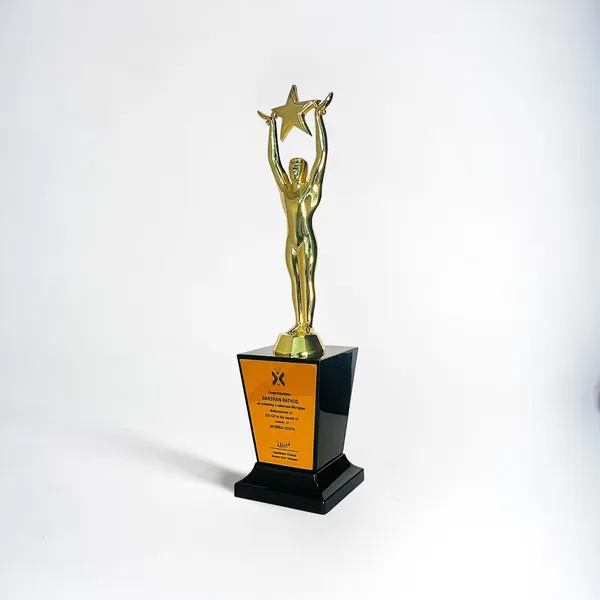 Royal_Golden_Victory_Figure_Star_Trophy