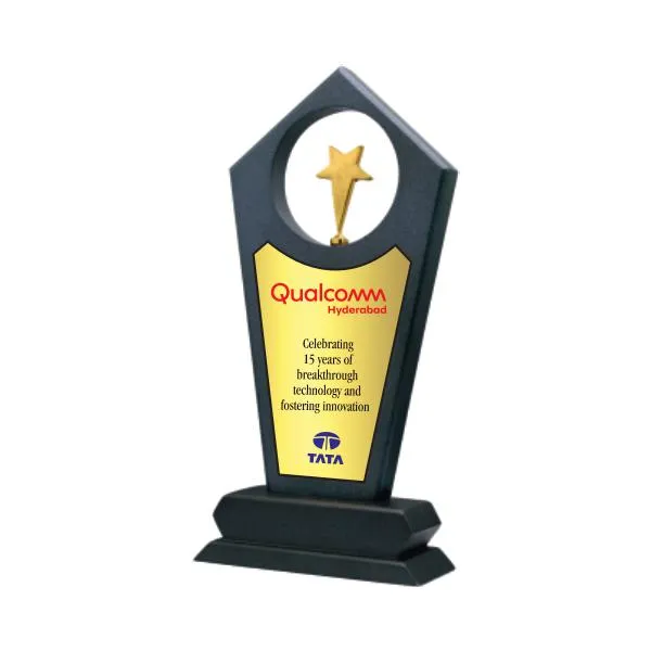 Contemporary_Obelisk_With_Floating_Star_Cutout