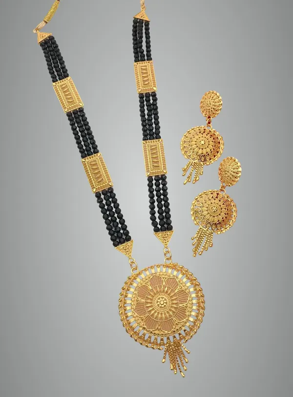 Black_Pahadi_Traditional_Black_Beaded_Necklace_With_Golden_Pendant_For_Women