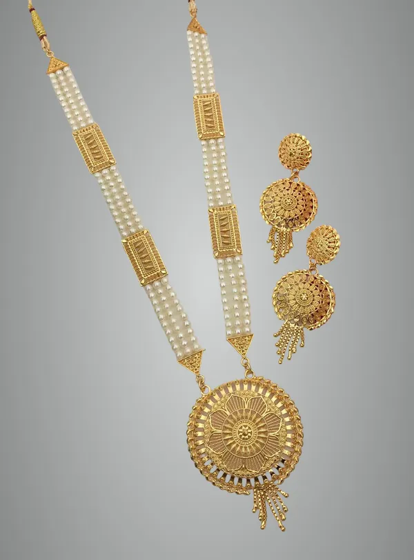 White_Pahadi_Traditional_Black_Beaded_Necklace_With_Golden_Pendant_For_Women