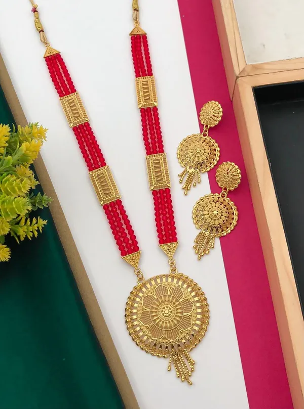 Red_Pahadi_Traditional_Red_Beaded_Necklace_With_Golden_Pendant_For_Women