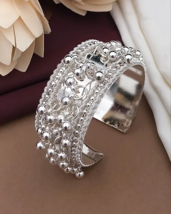 Silver_Alloy_Western_Bracelet_For_Women