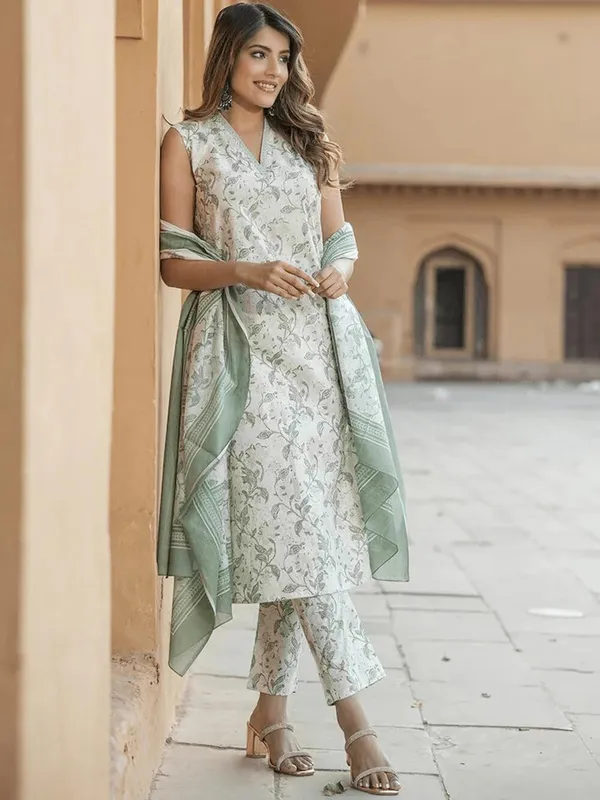 Floral_Print_Kurta_Trouser_And_Dupatta_Set_For_Women