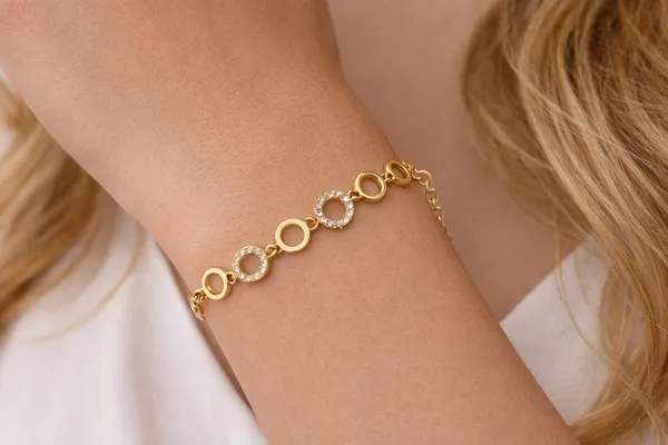 Gold_Brass_Premium_Round_Circle_Bracelet_For_Women