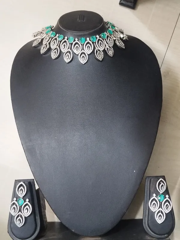 Emerald_Green_and_white_Brass_Necklace_set_For_women