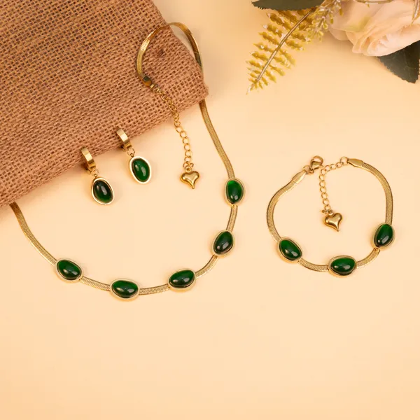 Emerald_Stone_Studded_Necklace_Set