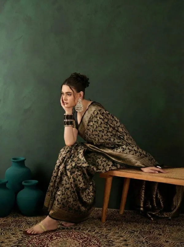 Elegant_Black_Banarasi_Silk_Saree_With_Rich_Gold_Zari_Weaving