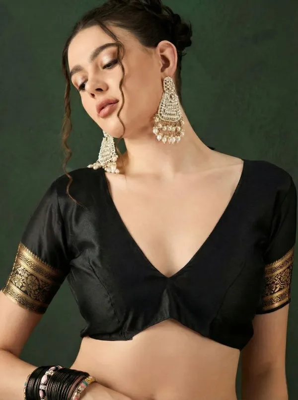 Elegant_Black_Banarasi_Silk_Saree_With_Rich_Gold_Zari_Weaving