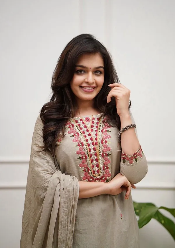 Designer_Grey_Embroidered_Kurta_Set_with_Dupatta_|_Elegant_Ethnic_Wear_for_Women