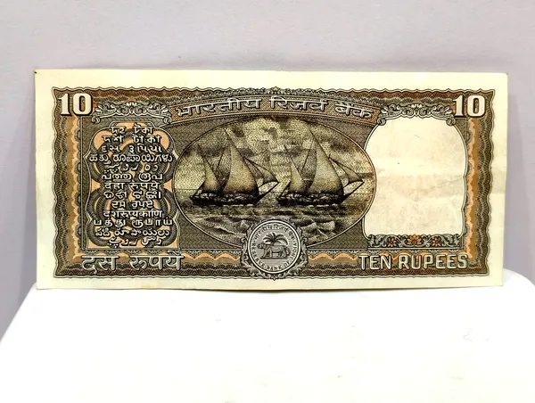 Black_10_Rupees_(Random_Sign)_2_Boats_-_India_old_Note