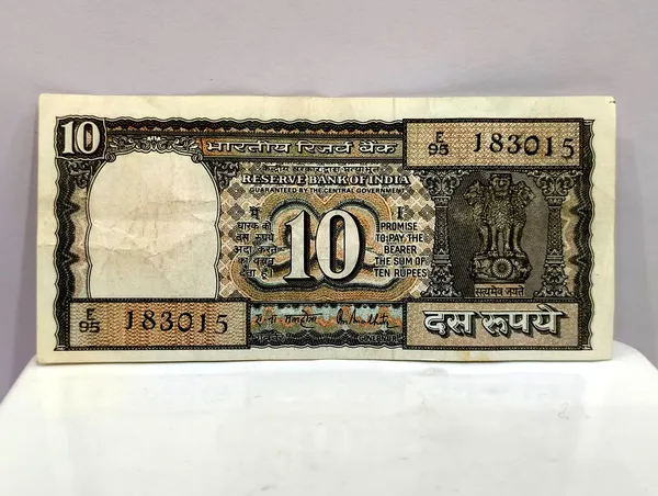 Black_10_Rupees_(Random_Sign)_2_Boats_-_India_old_Note