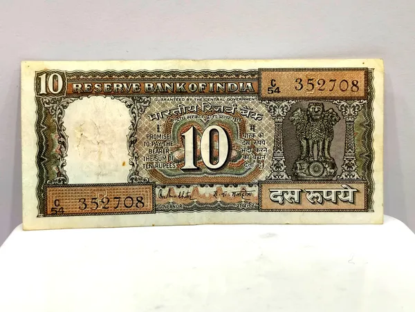 Black_10_Rupees_(Random_Sign)_3_Seated_Peacock_-_India_old_Note