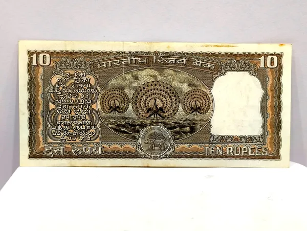 Black_10_Rupees_(Random_Sign)_3_Standing_Peacock_-_India_old_Note