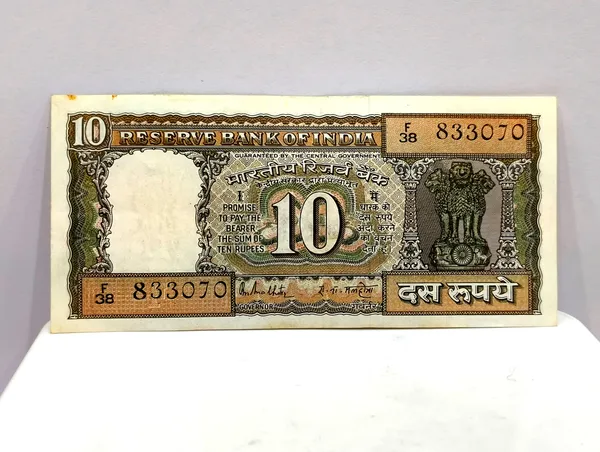 Black_10_Rupees_(Random_Sign)_3_Standing_Peacock_-_India_old_Note