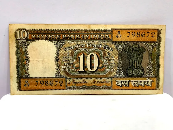 Black_10_Rupees_(Random_Sign)_5_Standing_Peacock_-_India_old_Note
