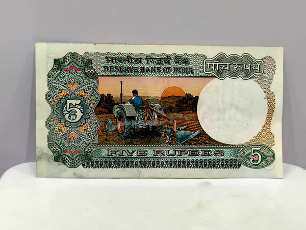000786_Fancy_Series_5_Rupees_(Random_Sign)_Tractor_-_India_old_Note