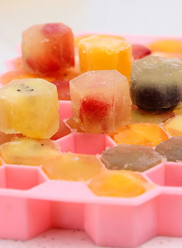 Honeycomb_Shape_37-Cavity_Plastic_Ice_Cube_Mold_for_Drinks_&_Chocolates