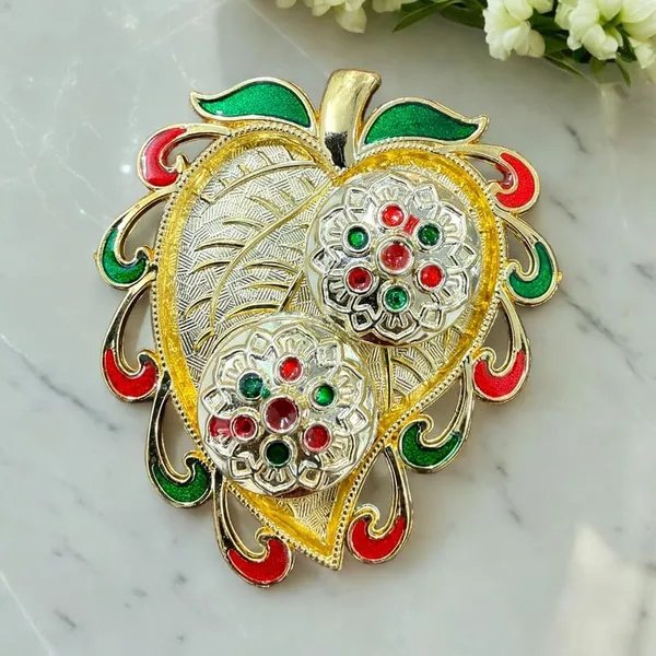 Leaf_Tika_Platter_With_Rice_And_Kumkum_Holders
