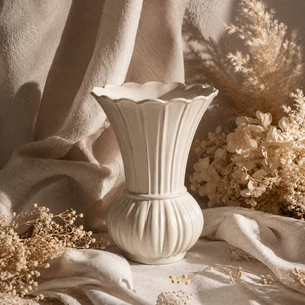 Scalloped_Ribbed_Ceramic_Flower_Vase