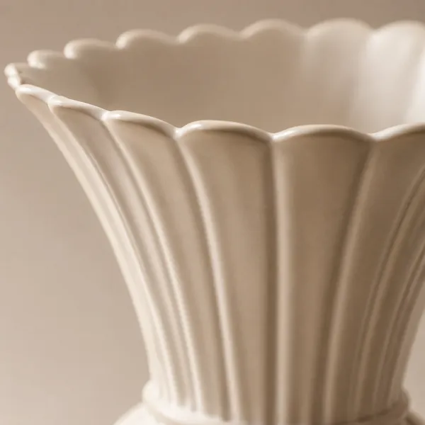 Scalloped_Ribbed_Ceramic_Flower_Vase