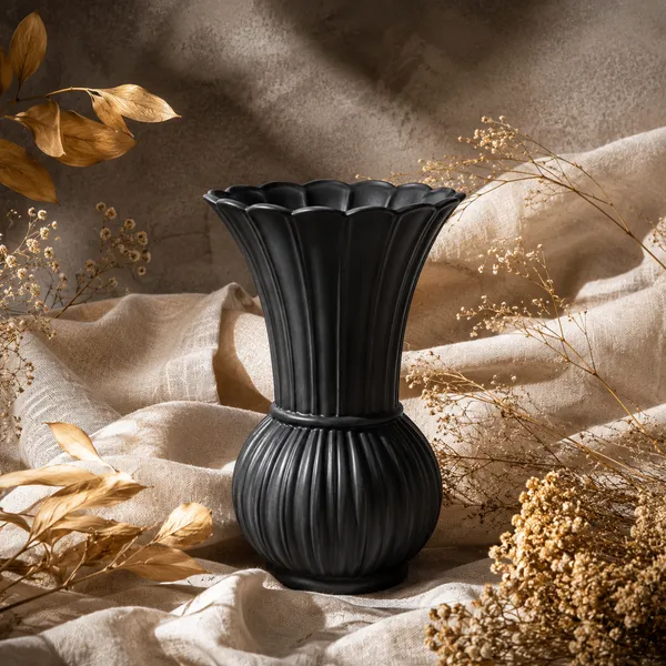 Scalloped_Ribbed_Ceramic_Flower_Vase