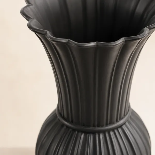 Scalloped_Ribbed_Ceramic_Flower_Vase