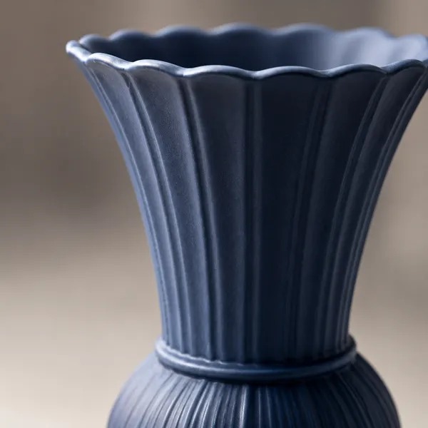 Scalloped_Ribbed_Ceramic_Flower_Vase