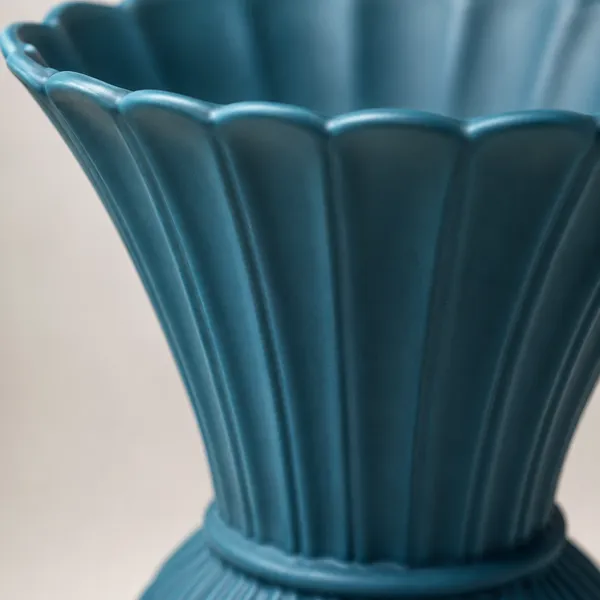 Scalloped_Ribbed_Ceramic_Flower_Vase