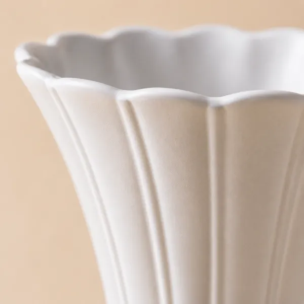 Scalloped_Ribbed_Ceramic_Flower_Vase