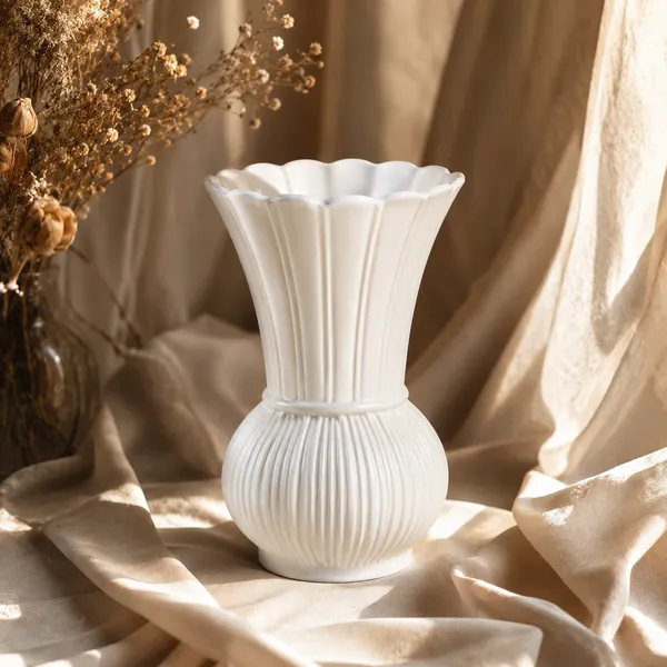 Scalloped_Ribbed_Ceramic_Flower_Vase
