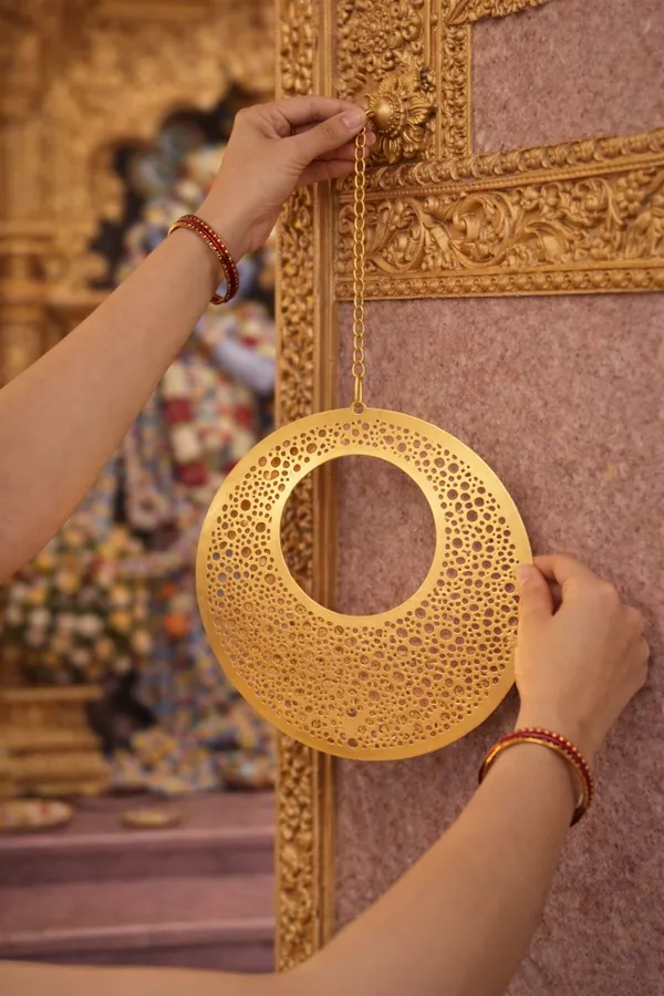 Shubh_Aura_premium_Gold_finish_Metal_Orbit_Tealight_Holder_for_Home_Decor,_Pooja_Space_hanging_