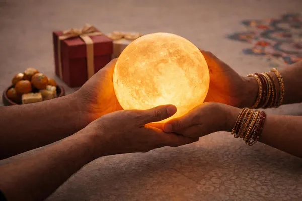 Multicolor_3D_Moon_Lamp_With_Touch_Control,_Rechargeable_Led_Night_Light,_7_Color_Changing,_15Cm_Diameter,_With_Wooden_Stand_(Rechargeable_(Wireless))