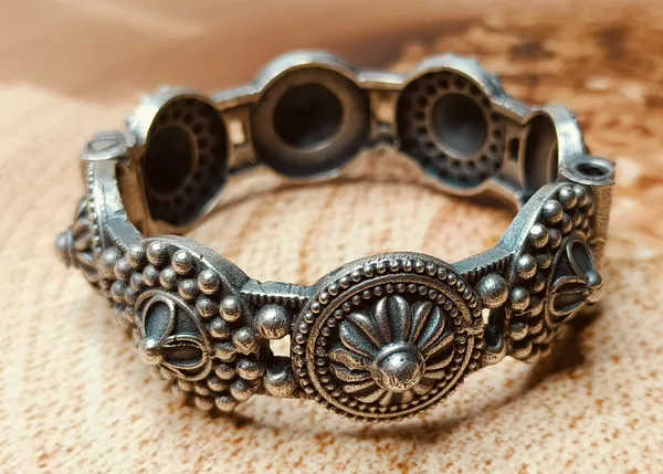 Silver_Tone_Ethnic_Tribal_Style_Free_Size_Kada