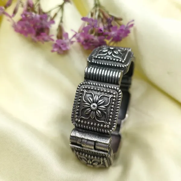 Silver_Metal_Premium_Tone_Oxidised_Kangan_For_Women