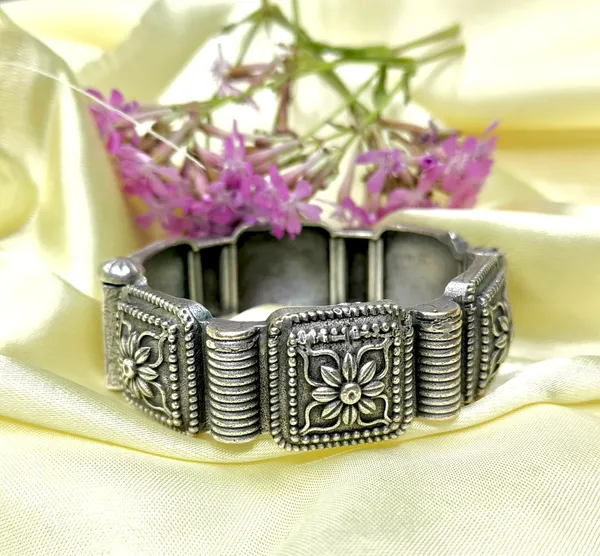 Silver_Metal_Premium_Tone_Oxidised_Kangan_For_Women