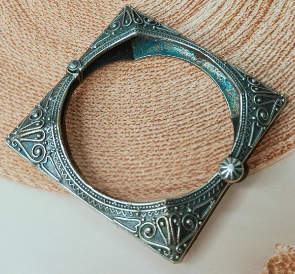 Silver_Metal_Premium_Tone_Square_Shape_Kada_For_Women