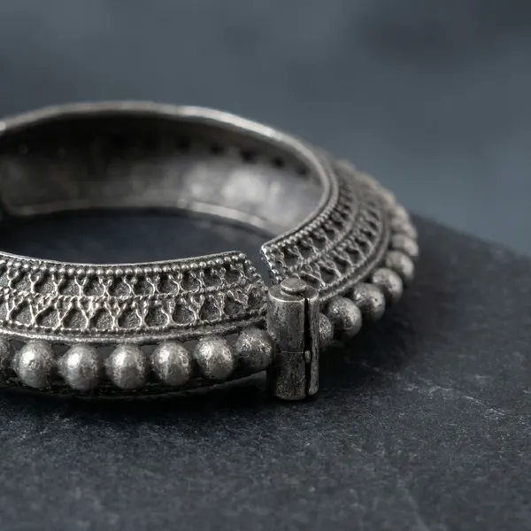 Silver_Metal_Premium_Tone_Self_Design_Kada_For_Women