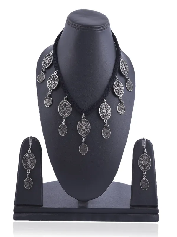 Ethnic_Beads_Quillded_in_Black_Thread_Necklace_Set