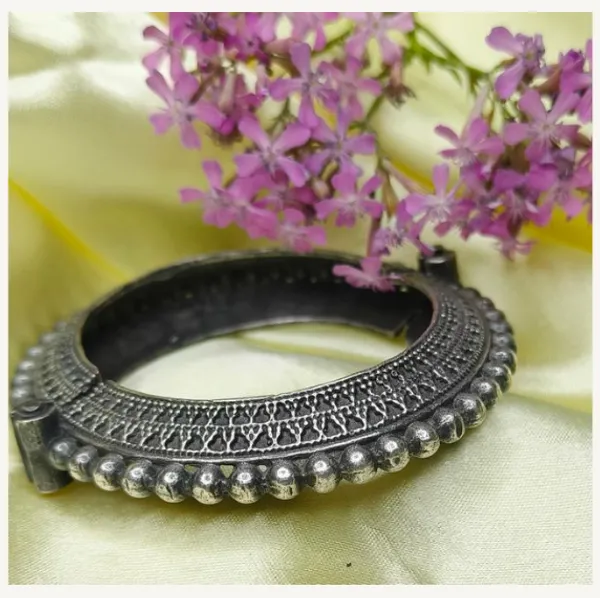 Silver_Metal_Premium_Tone_Self_Design_Kada_For_Women