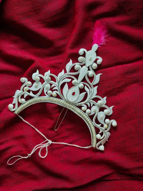 Zevastra_White_Shola_Floral_Cutwork_Pearl_Mukut_For_Women