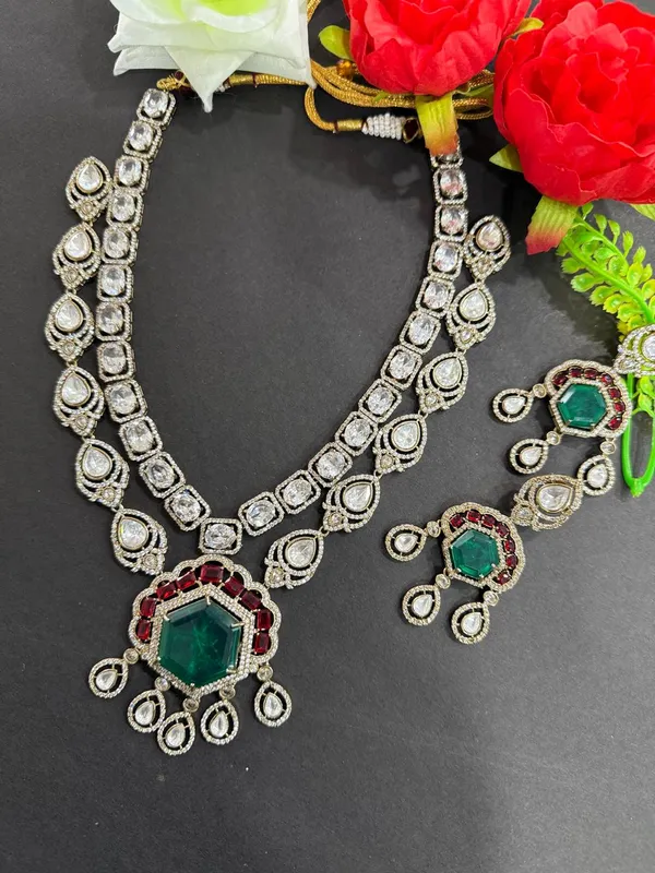 Green_Classic_Rajwada_Emerald_&_Ruby_Kundan_Necklace_Set_For_Women