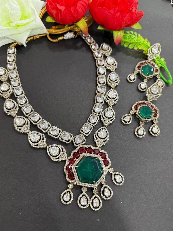 Green_Classic_Rajwada_Emerald_&_Ruby_Kundan_Necklace_Set_For_Women