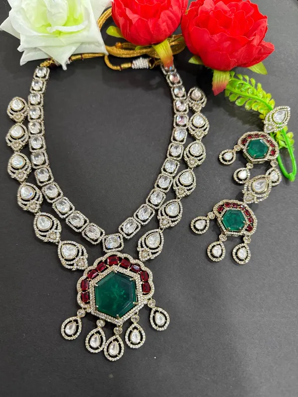Green_Classic_Rajwada_Emerald_&_Ruby_Kundan_Necklace_Set_For_Women