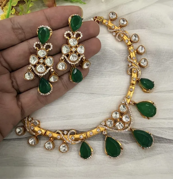 Green_Emerald_Kundan_Stone_Antique_Gold_Choker_Necklace_with_Earrings_Set_For_Women