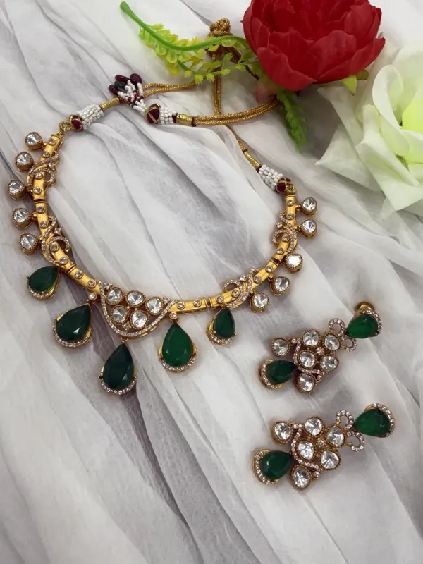 Green_Emerald_Kundan_Stone_Antique_Gold_Choker_Necklace_with_Earrings_Set_For_Women