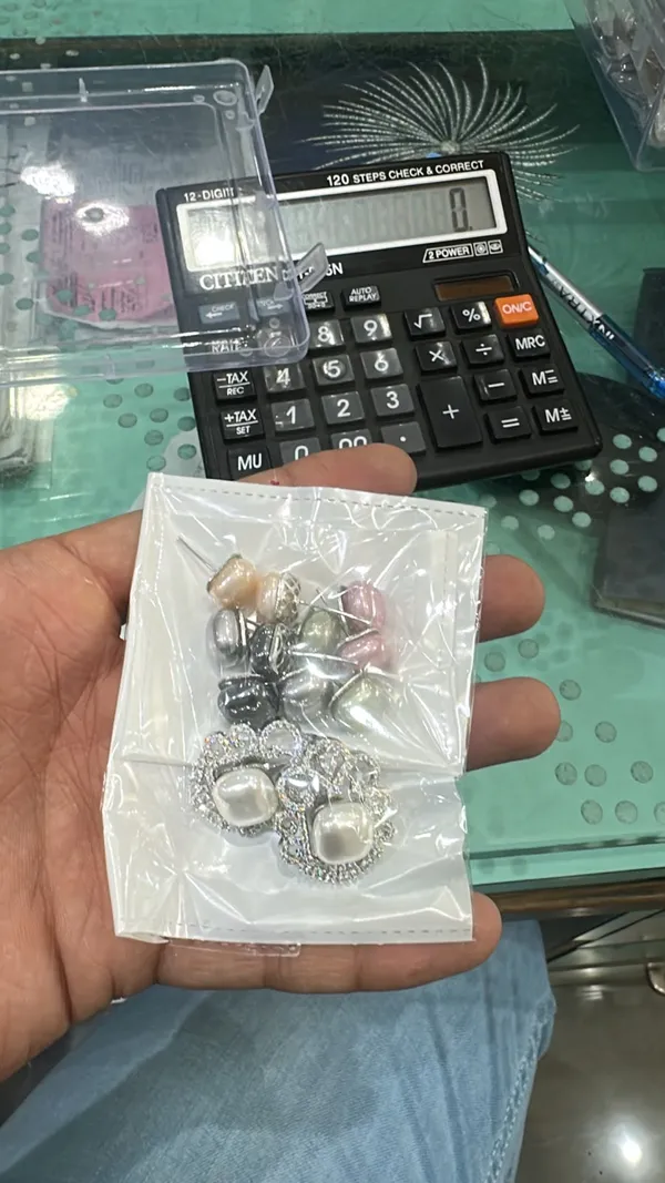 Elegant_Color_Changing_Earrings_