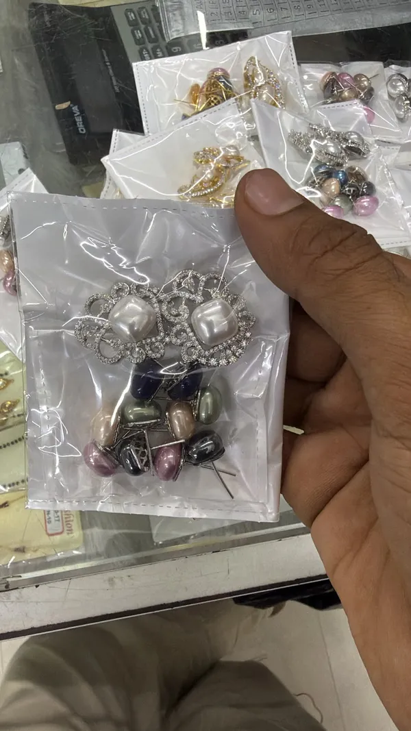 Elegant_Color_Changing_Earrings_