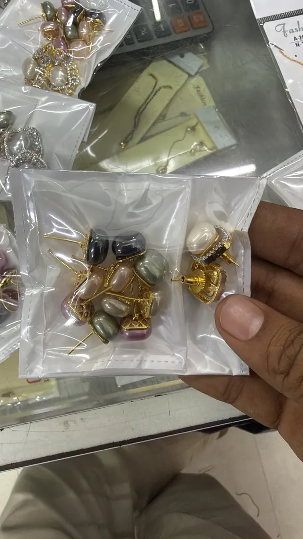 Stylish_Color_Changing_Studs